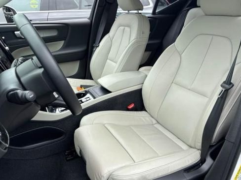 Used 2023 Volvo XC40 B5 Plus w/ Climate Package AWD/4WD image 3