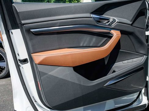 Used 2024 Audi Q8 e-tron Premium Plus w/ Premium Plus Package image 19