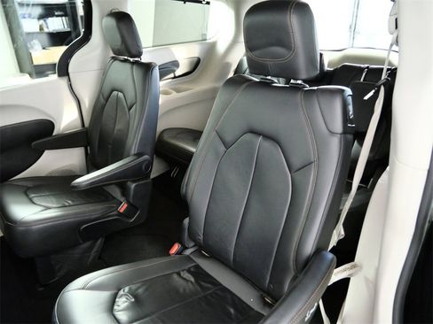 Used 2017 Chrysler Pacifica Touring-L w/ Tire & Wheel Group image 15