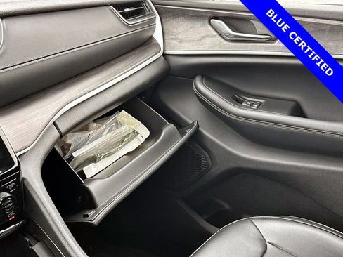 Used 2024 Jeep Grand Cherokee L Limited w/ Black Appearance Package image 17