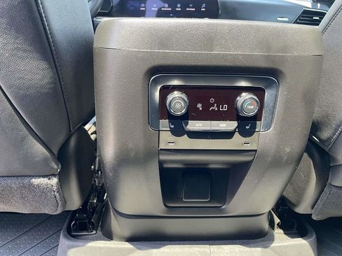 Used 2025 Chevrolet Tahoe High Country AWD/4WD image 17