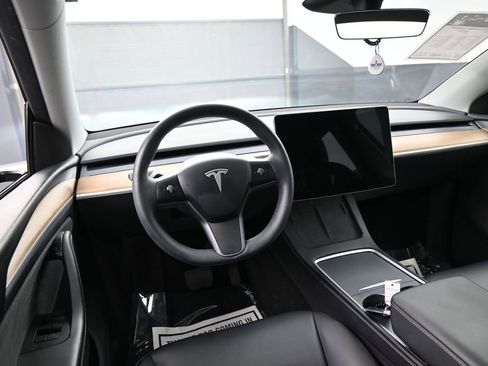 Used 2024 Tesla Model Y Long Range AWD/4WD image 25