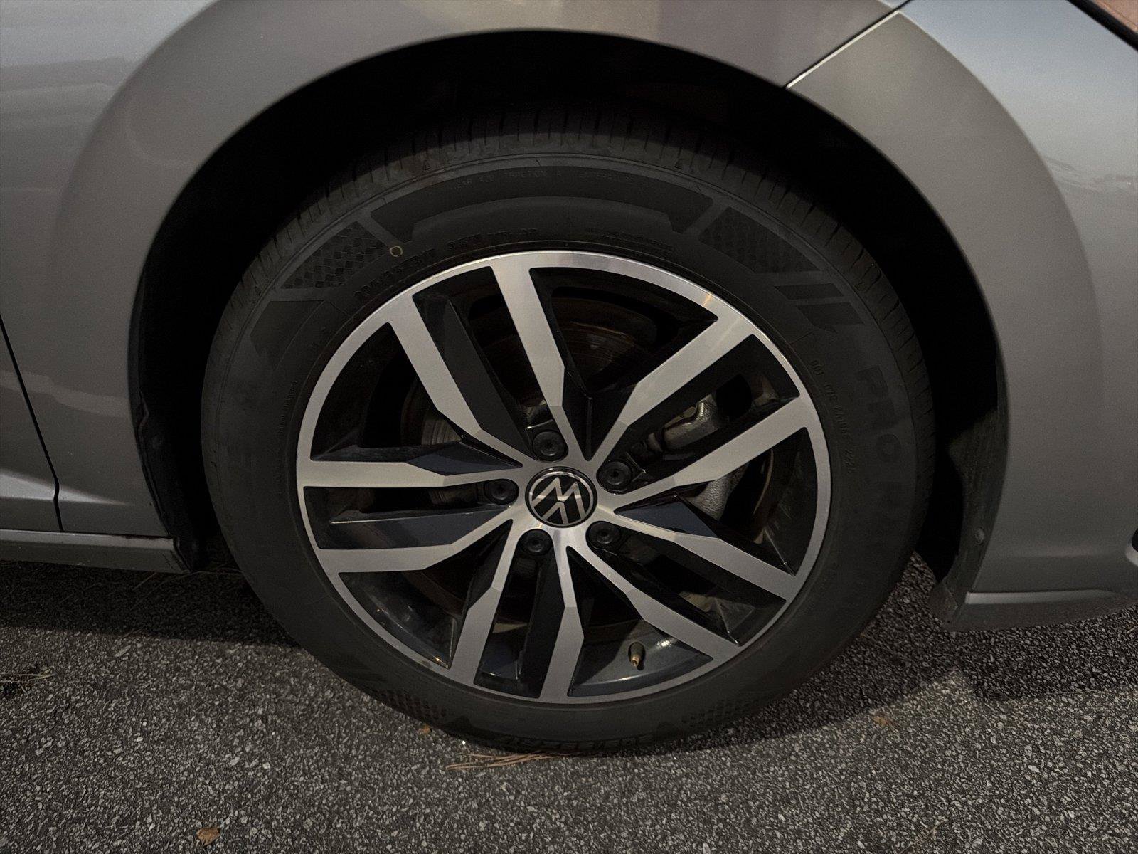 Used 2025 Volkswagen Jetta SE FWD image 9