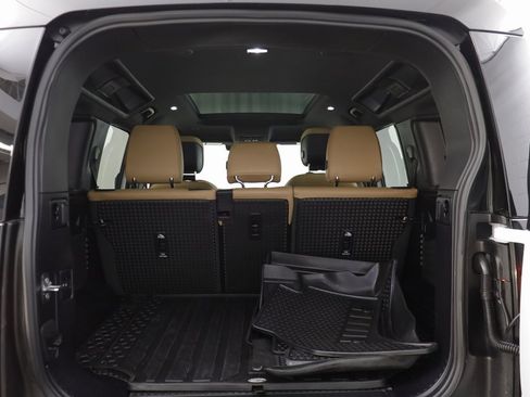 Used 2025 Land Rover Defender 110 X-Dynamic SE image 19