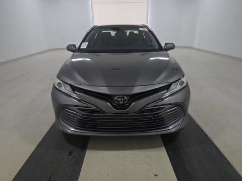 Used 2019 Toyota Camry XLE image 3
