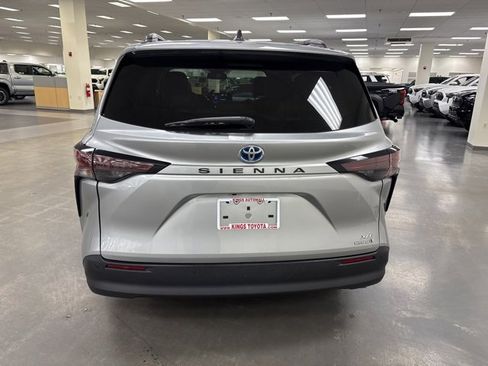 Used 2023 Toyota Sienna XLE image 6