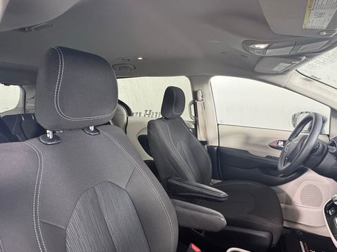 Used 2024 Chrysler Voyager LX image 22