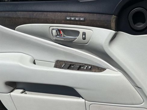 Used 2011 Lexus LS 460 w/ Comfort Pkg RWD image 12