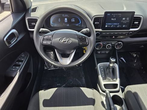 Used 2025 Hyundai Venue SE FWD image 12