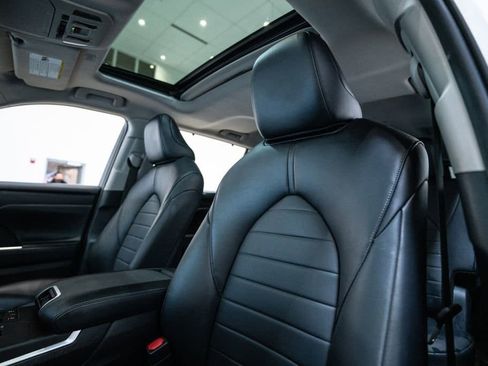 Certified 2024 Toyota Highlander XLE image 5