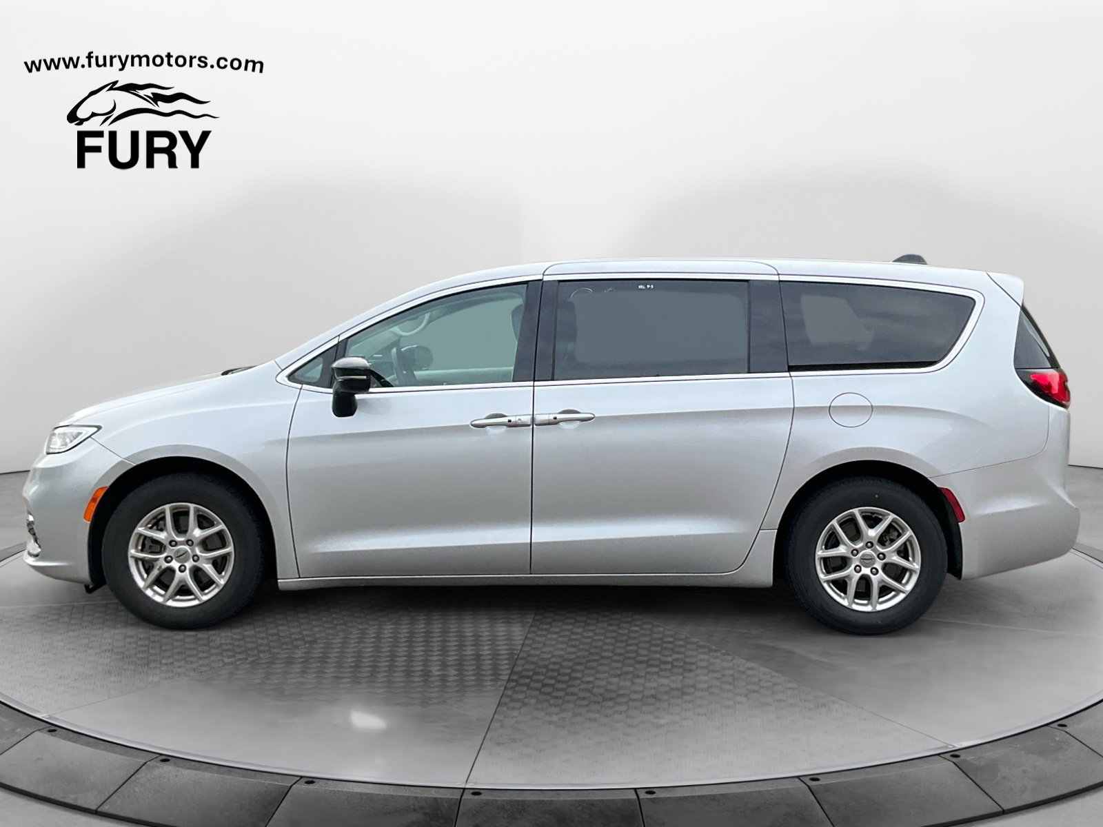 Used 2024 Chrysler Pacifica Touring-L FWD image 7