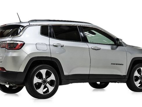 Used 2017 Jeep Compass Latitude w/ Popular Equipment Group FWD image 3