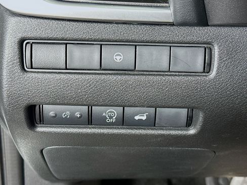 Used 2024 Nissan Rogue SV FWD image 17