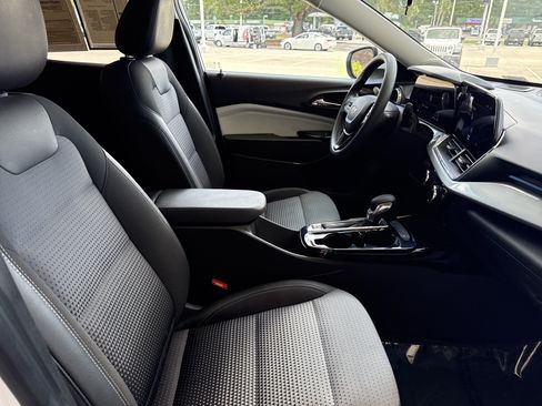 Used 2025 Chevrolet Trax LT FWD image 27