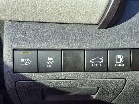 Used 2024 Toyota Camry SE image 6