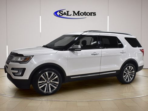 Used 2017 Ford Explorer Platinum AWD/4WD image 3