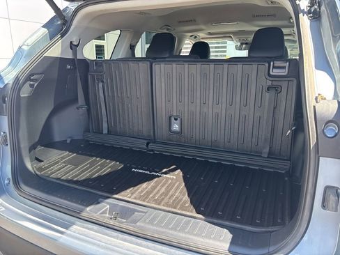 Used 2024 Toyota Highlander XLE AWD/4WD image 20