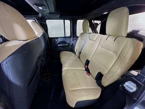 Used 2018 Jeep Wrangler Unlimited Sahara w/ Safety Group AWD/4WD image 23