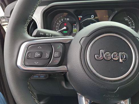 Used 2025 Jeep Wrangler Unlimited Sahara AWD/4WD image 21