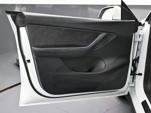 Used 2022 Tesla Model Y Long Range image 43