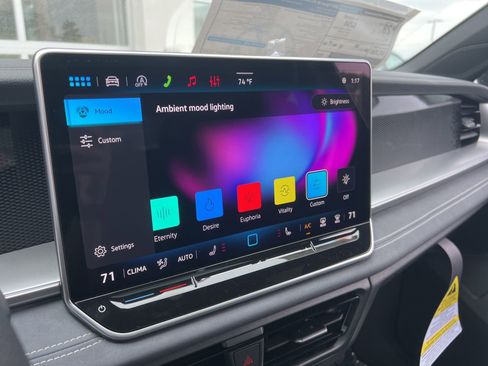 New 2026 Volkswagen Tiguan SE R-Line FWD image 17