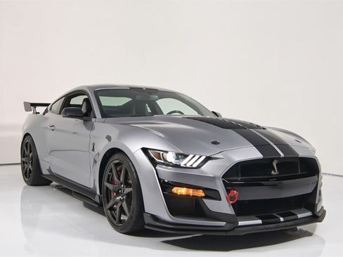 Used 2022 Ford Mustang Shelby GT500 w/ Carbon Fiber Track Pack RWD image 2