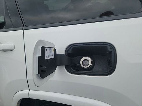 Used 2021 Jeep Grand Cherokee Laredo X image 11