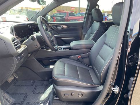 Used 2025 Chevrolet Traverse High Country AWD/4WD image 9