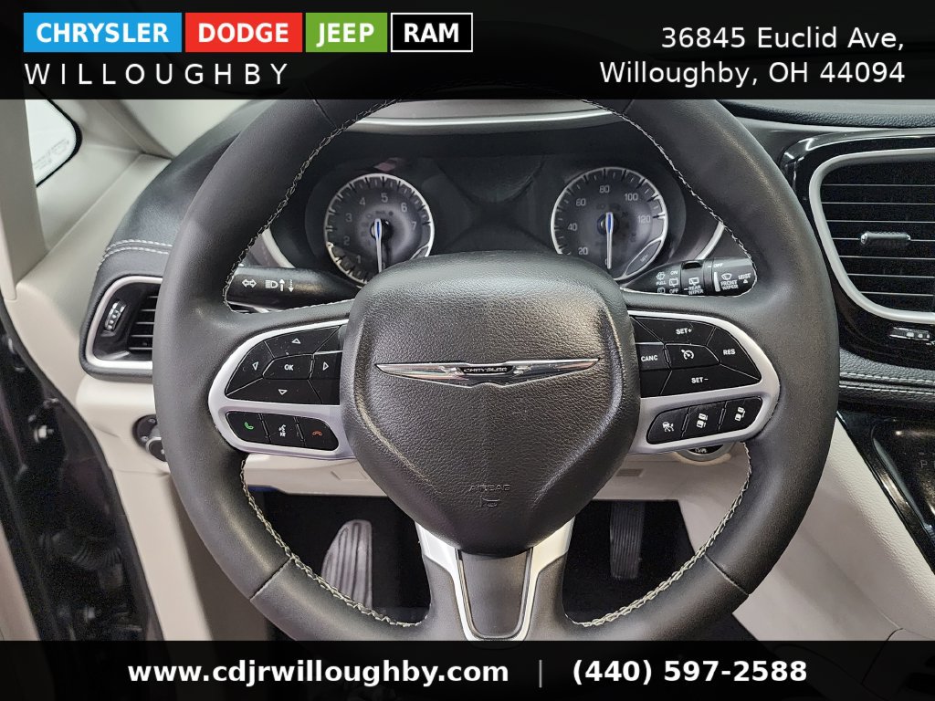 Used 2023 Chrysler Pacifica Touring-L AWD/4WD image 17