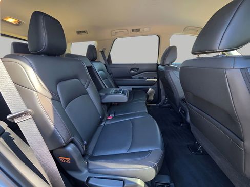 Used 2025 Nissan Pathfinder SL image 9