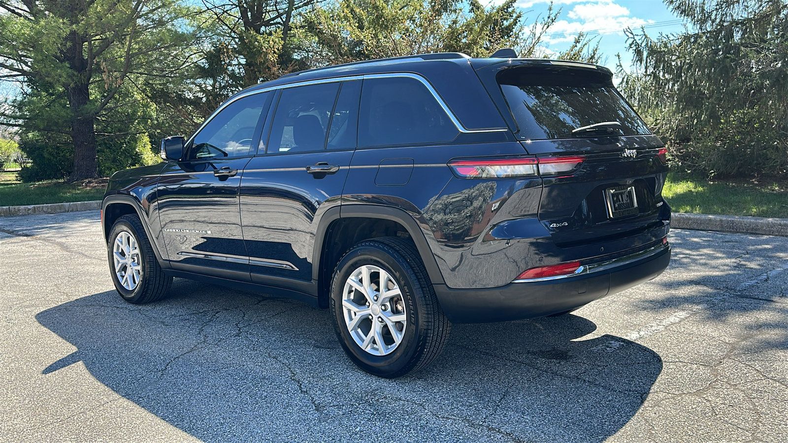 Used 2023 Jeep Grand Cherokee Limited AWD/4WD image 8