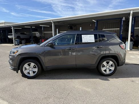 Used 2022 Jeep Compass Latitude image 3