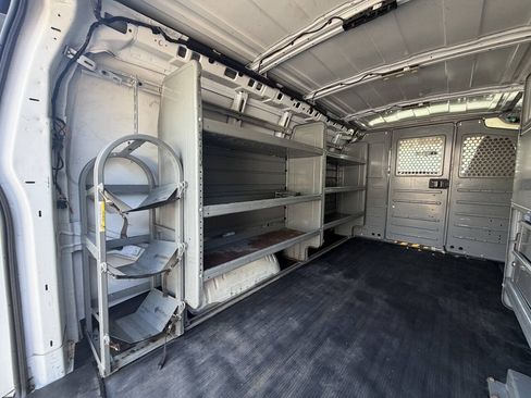 Used 2017 Chevrolet Express 2500 RWD image 10