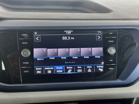 Used 2023 Volkswagen Taos SE w/ Panoramic Sunroof Package FWD image 21