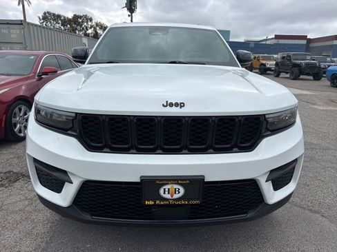 Used 2023 Jeep Grand Cherokee Altitude AWD/4WD image 2