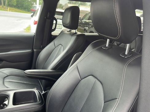 Used 2025 Chrysler Pacifica Select FWD image 8