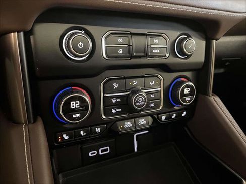 Used 2024 Chevrolet Suburban High Country image 30