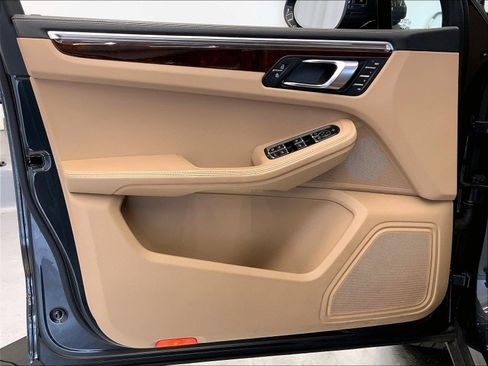 Certified 2024 Porsche Macan AWD/4WD image 28