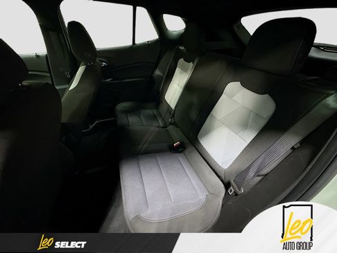 Used 2024 Chevrolet Trax RS w/ Sunroof Package FWD image 27