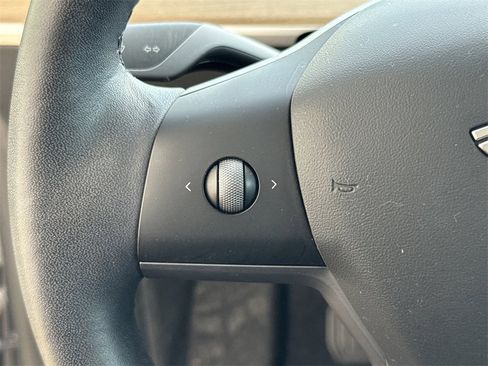 Used 2021 Tesla Model Y Long Range image 25