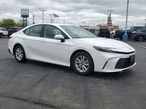 Used 2025 Toyota Camry LE FWD image 3