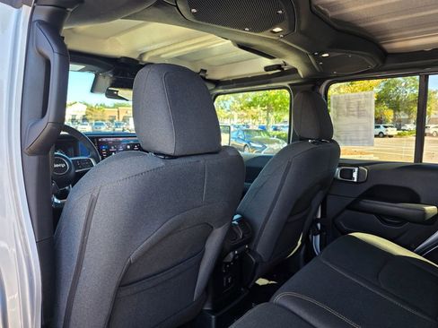Used 2024 Jeep Wrangler Unlimited Sahara image 27