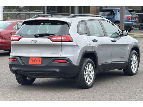 Used 2016 Jeep Cherokee Sport FWD image 5