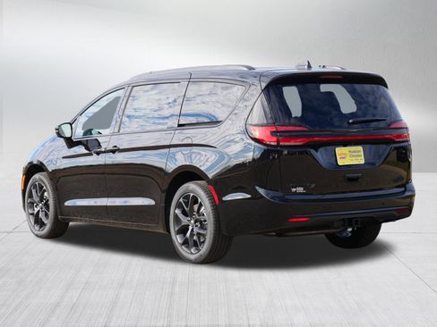 New 2026 Chrysler Pacifica Limited w/ S Appearance Package image 3