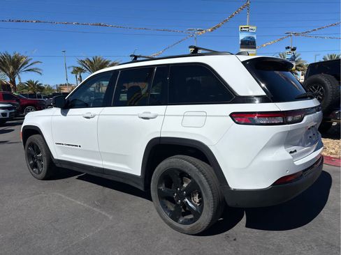Used 2023 Jeep Grand Cherokee Limited w/ Black Appearance Package image 7