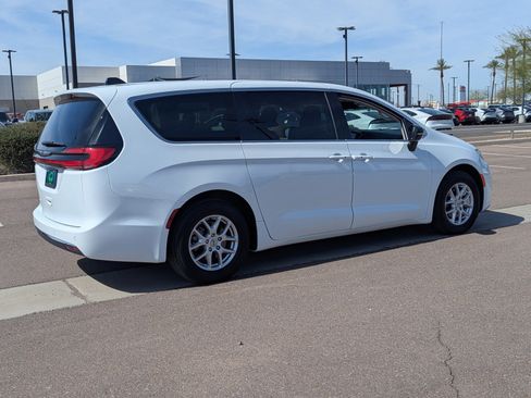 Used 2024 Chrysler Pacifica Touring-L image 5