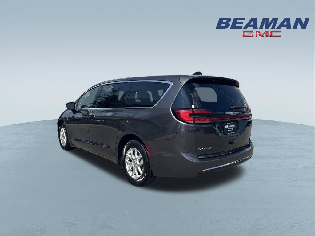 Used 2023 Chrysler Pacifica Touring-L FWD image 5