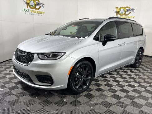 New 2026 Chrysler Pacifica Select w/ S Appearance Package image 3