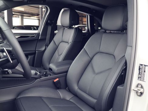 New 2026 Porsche Macan AWD/4WD image 5