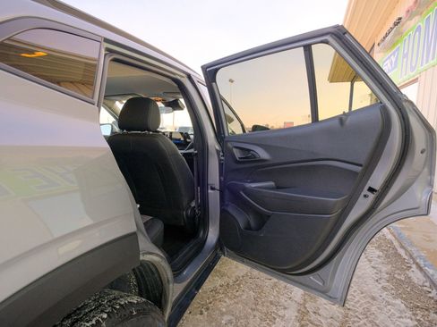 Used 2025 Chevrolet Trax LT image 18
